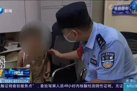 4岁男童光着脚丫，一个人在车站“逛车展”……图片
