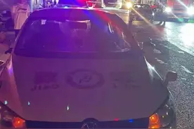 高速路上教练员将车交由无证学员驾驶 双双被重罚图片