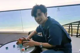 张彬彬挑战高难度积木游戏 童心未泯表情丰富图片