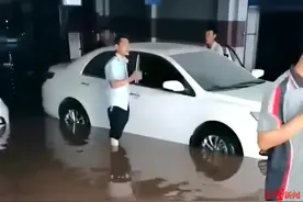 调查｜小区地下车库数十辆车被浸泡 业主忧心：12小时144毫米降雨就超管网排水能力？图片