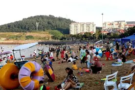 威海市环翠区：天太yě了 去洗海澡吧图片
