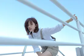 沈月齐刘海短发满满少女感 背带裤搭白衬衫甜笑粲然超养眼图片