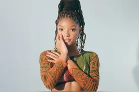 “小美人鱼”哈里·贝里曝性感写真 修长美腿瞩目图片