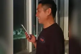 王春雨父亲悄悄走到屋角给女儿发语音：你跑得很不错视频封面