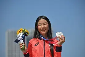 日本12岁少女滑板比赛摘银 成该国年龄最小奖牌获得者图片