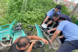 老人跌落水沟 滨州惠民警民连心成功救援图片