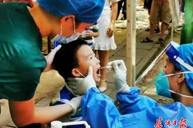 双胞胎小兄弟配合护士核采互相打气图片