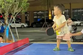 厉害了！萌娃爱上打乒乓球，姿势到位，偶像还是马龙图片
