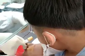 男孩体检抽血喊口号鼓励自己“流血不流泪”，网友直呼：太可爱了图片