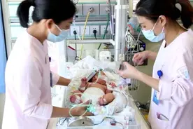 心疼！宝宝刚出生，肺只有一半，心脏还被挤压到右半边……图片