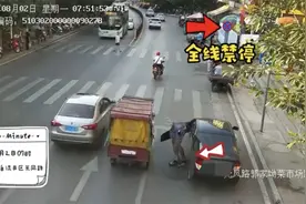 停车忘记拉手刹 自贡街头上演“无人驾驶”图片