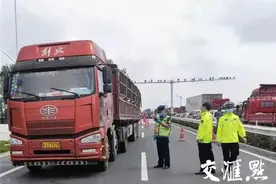 逢人必验、逢车必查，兴化紧把17个交通管控点筑牢“防疫门”图片