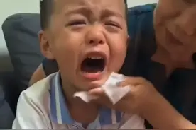 看到樊振东输球，重庆4岁半小男孩大哭走红网络，当地乒协：愿收他为徒图片