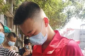 这些00后学生主动“上岗”，还为老人小孩提供一对一服务图片