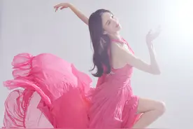 金晨穿挂脖纱裙仙气飘飘 舞姿曼妙玲珑可人图片