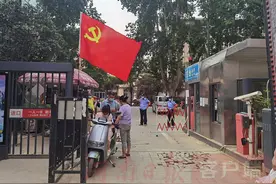 直击郑州疫情封控区：核酸二测更有序 生活稳定供应足图片