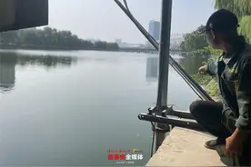 看到泮河有人落水，“园艺大哥”火速下水将其救起图片