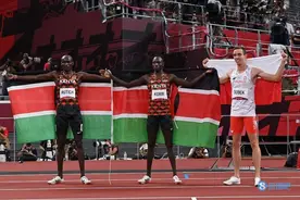 男子800米决赛：肯尼亚选手包揽金银牌 波兰选手摘铜图片