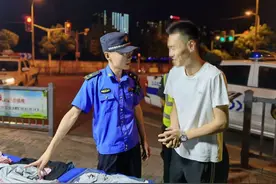 后尾箱当“仓库”，流动设摊不允许图片