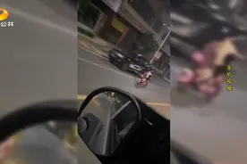 13岁男孩偷骑电动车，后面竟然还坐着9岁的弟弟，幸好碰到了他们...图片