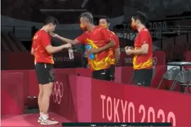 马龙扭头躲开教练的手拒绝被“摸脸”网友：好像摸猫的下巴图片