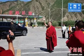 班禅在甘肃参访并开展佛事活动图片
