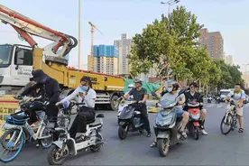 西安街头仍有市民不戴口罩四处走图片