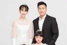 东京奥运爱情故事｜苏炳添“从校园到婚纱”的CP太甜了图片