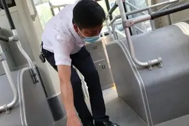武汉火车站公交枢纽站：守好进城防控第一关图片