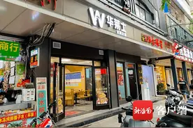 男子在牛肉汉堡中吃出黑色不明物，华莱士：食品质量没问题，愿协商解决图片