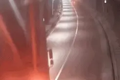 货车“发飘”一个侧翻倒地，原因让人汗毛竖起！丨覆车之戒图片