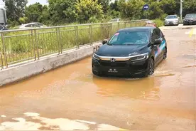 雨中路面行驶 涉水勿超车轮1/3图片