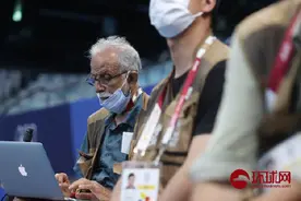东京奥运会花样游泳双人自由自选决赛现场，多人未正确佩戴口罩图片