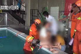 这东西好多泳池都有！男童游泳时大腿被卡，消防紧急救援图片