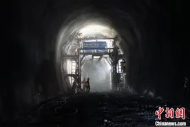 中国在建水利第一长隧昆玉隧洞开挖突破5000米图片