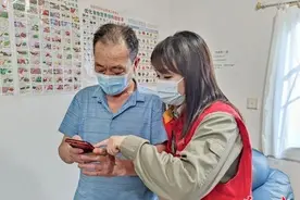 在网格员的帮助下，居民足不出户缴了电费图片