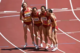 田径——女子4x100米接力：中国队晋级决赛图片