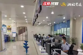 荷塘税务：疫情来袭 办税员变身“接线员”图片