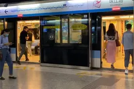 探访南京地铁晚高峰：有空座，工作人员查健康码是否系截图视频封面