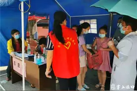 超暖心！小学生用零花钱买水感谢志愿者图片