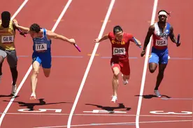 明天晚上决赛见！中国男子4×100米接力小组第一进决赛图片