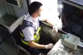 司机车内哭喊着：快点，人不行了！收费员冲出岗亭迅速放行图片