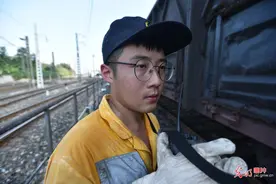 高温下的铁路调车员图片