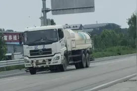 济宁梁山县环卫车辆无牌上路作业遭质疑，市民：这样合适吗？图片