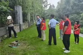 杭州街头，母亲死死抱住儿子！离家出走6年，母子再见他却说不认识……图片