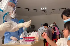 视频丨核酸采样后小女孩突然发现白衣“战士”就是妈妈视频封面