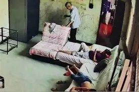 她一把拉住父亲，父亲屋内行走突感不适将摔倒，躺着的女儿立马起身图片