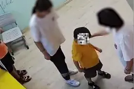 鞍山一培训机构教师28秒内推搡孩子4次，警方介入视频封面