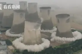 壮观！英国四座冷却塔被爆破 庞然大物数秒夷为平地图片