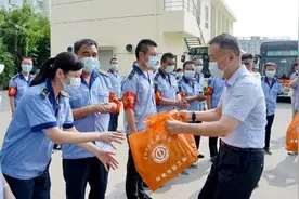 合肥市委副书记马军走访慰问酷暑中坚守岗位的公交职工图片